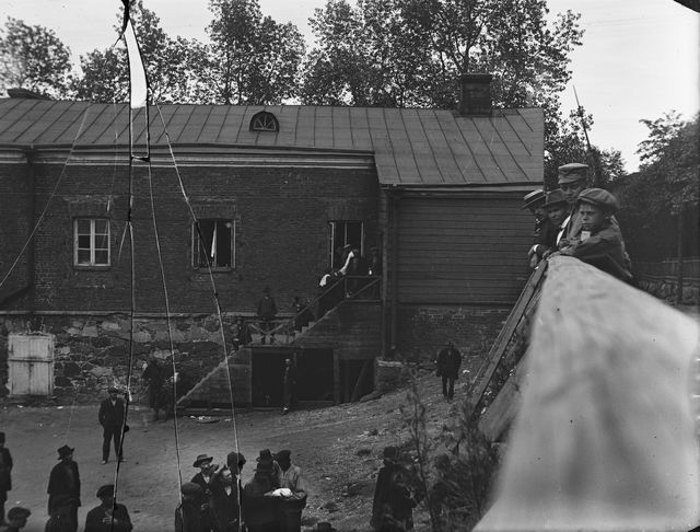 Red prisoners in the prison camp of the Susaare of Finlandlinna IV district at the Adlerfelt Traverss Garden