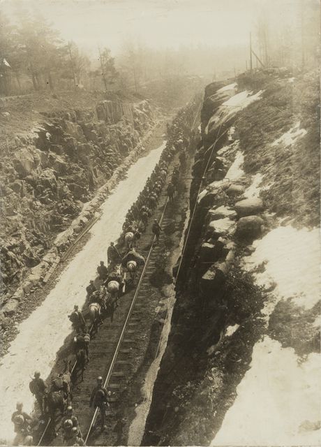 saksalaiset sotilaat etenevät rataa pitkin kohti Pasilaa