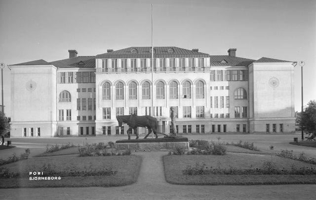 Designed by architect Usko Nyström, in 1912 graduated from Cygnaeus National School and from it, Emil Cedercreutz sculpted in 1920 in Porin Riihikedeo Voteer Pats