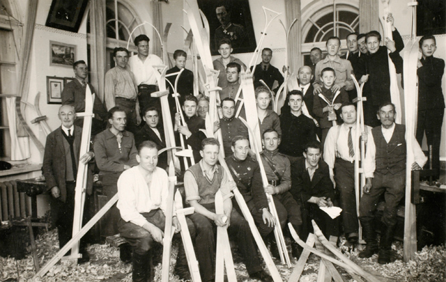 Mehed ja poisid vastvalmistatud suuskadega