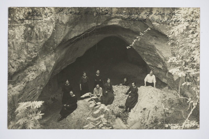 Helme käsitöökursuse õpilased Helme koobastes 1924
