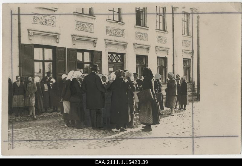 Women making trades with a family farm in the New Market, Tartu