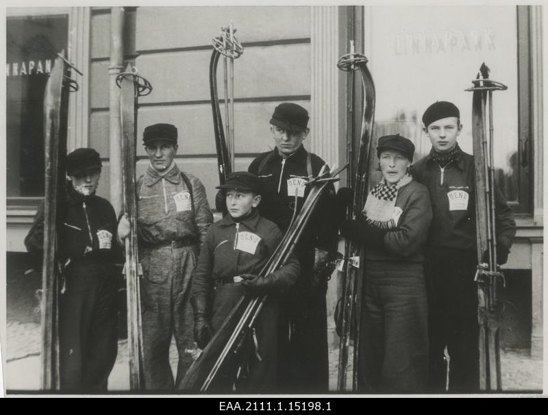 Rakvere skiers who arrived in Tartu on Tartu’s liberation day in front of the building