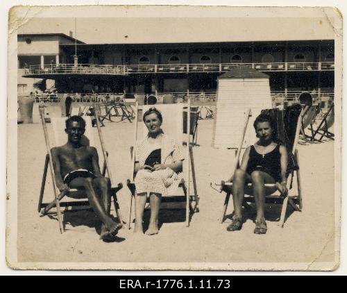 Raimond Valgre with mother Linda Tiisel and sister Evi Tiisel on the beach of Pärnu