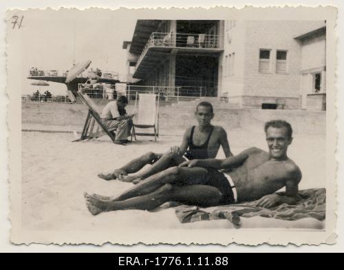 Raimond Valgre and Felix Vebermann on the beach of Pärnu