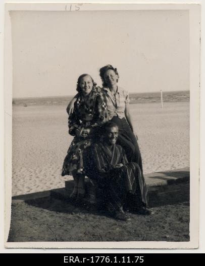 Raimond Valgre with two unknown women on the beach of Pärnu