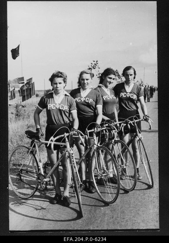 Women participated in the Soviet Union's championships in bicycle races: V. Jurkina, m. Citsilina, n. Sadovaja, t. Novikova.
