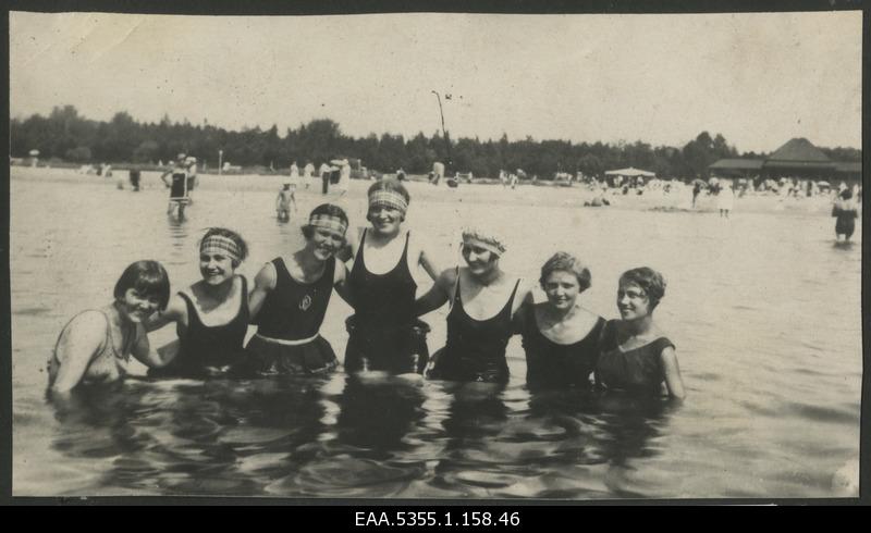 Militsa Krimp with friends on the beach of Pärnu