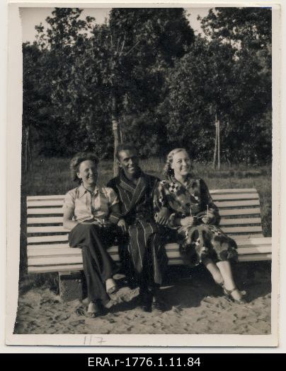 Raimond Valgre with two unknown women on the beach of Pärnu