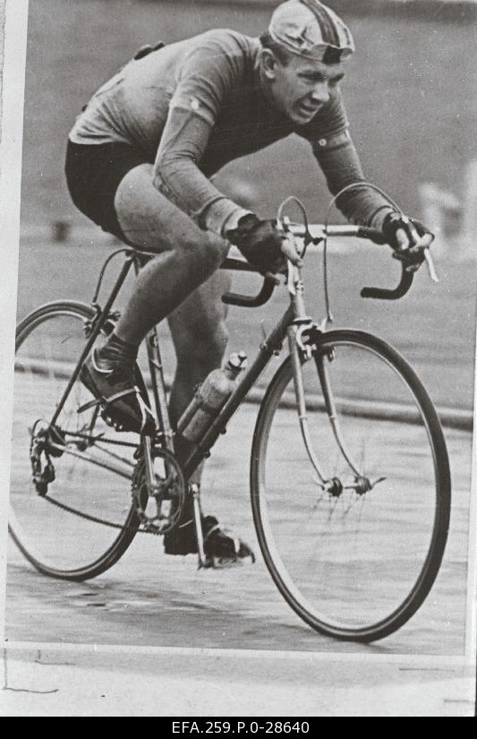 On the Pirita-Kose-Kloostrimetsa circular trail, Ants Väravas came as the Estonian Soviet champion in 15 circles.