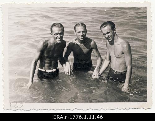 Raimond Valgre with two companions on the beach of Pärnu in water