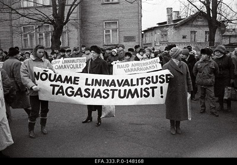 The Estonian City Catering Workers' Picket at Vabaduse Square against the closure of the Tallinn cafeteria and to express distrust of the city government and mayor Hardo Aasmäe.