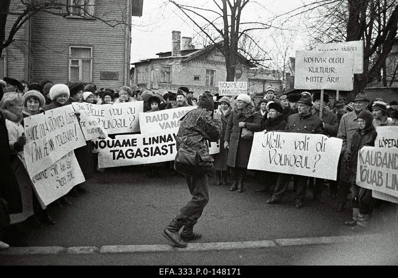The Estonian City Catering Workers' Picket at Vabaduse Square against the closure of the Tallinn cafeteria and to express distrust of the city government and mayor Hardo Aasmäe.