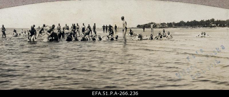 The 3rd Division of the Estonian Army is boiling on the beach of Pärnu.