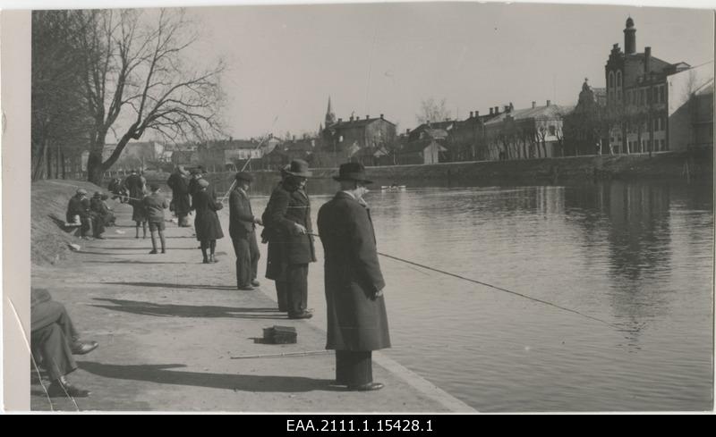 Fishermen in Tartu on the shore of Emajõe