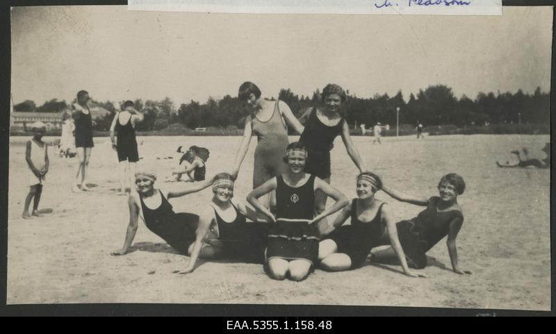 Militsa Krimp with friends on the beach of Pärnu