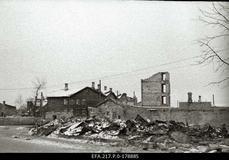 Ruins on the street of Väike-America.