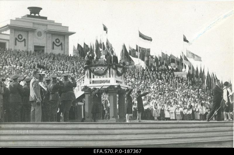 Chief of State Jaan Tõnisson opens the IX general song festival.