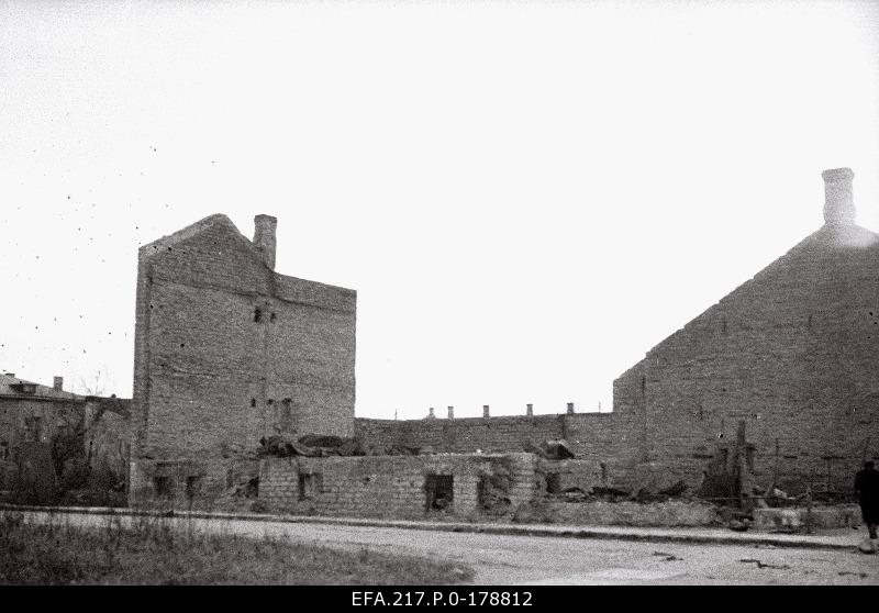Ruins of houses on Pärnu highway.