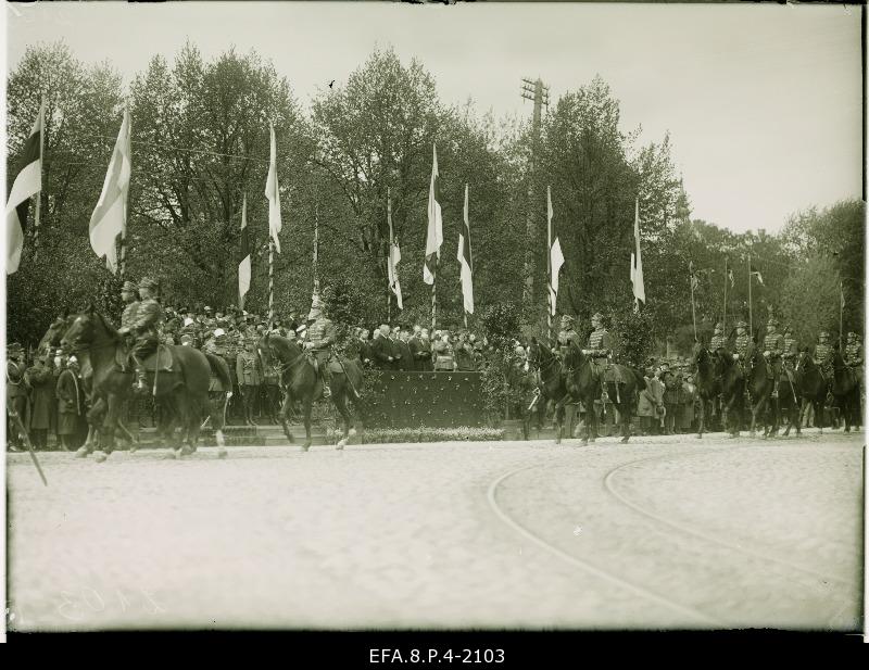 In the event of a visit to the President of Finland Relander, the rider's army defiles on the parade organized at the Tallinn Liberty Square.