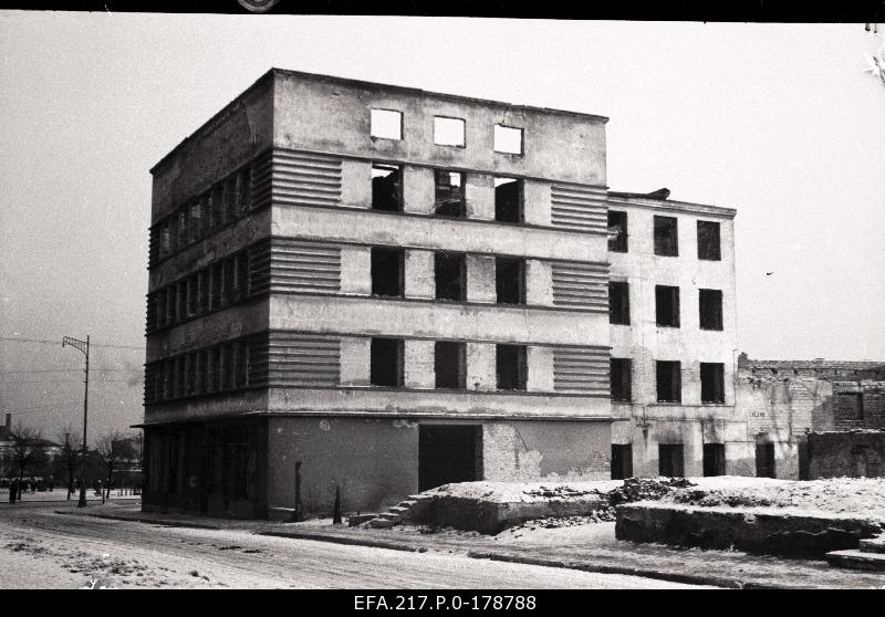 The ruins of the bank on the Estonian puiesteel.