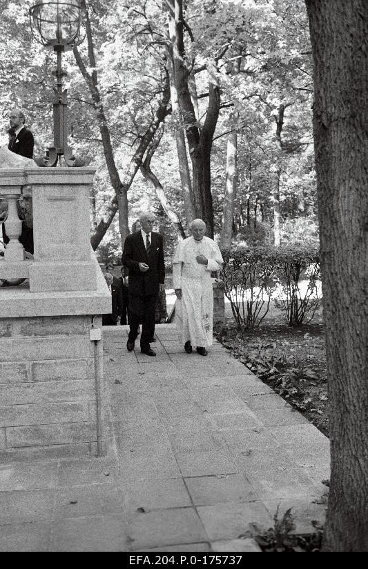 Pope John Paul II (best) and President Lennart Meri Cadriorus.