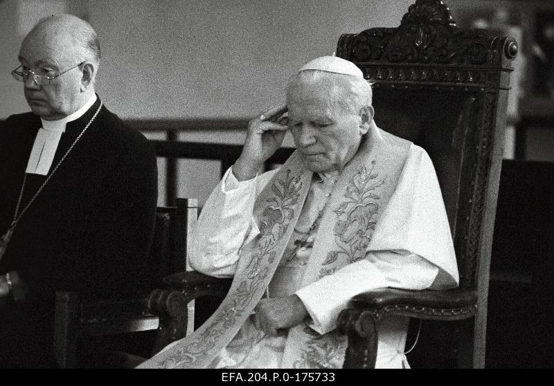 Pope John Paul II in the service of the gods in the Church of the Nigulistes. On the left, the Archbishop of the Estonian Evangelical Lutheran Church, Kuno Pajula.