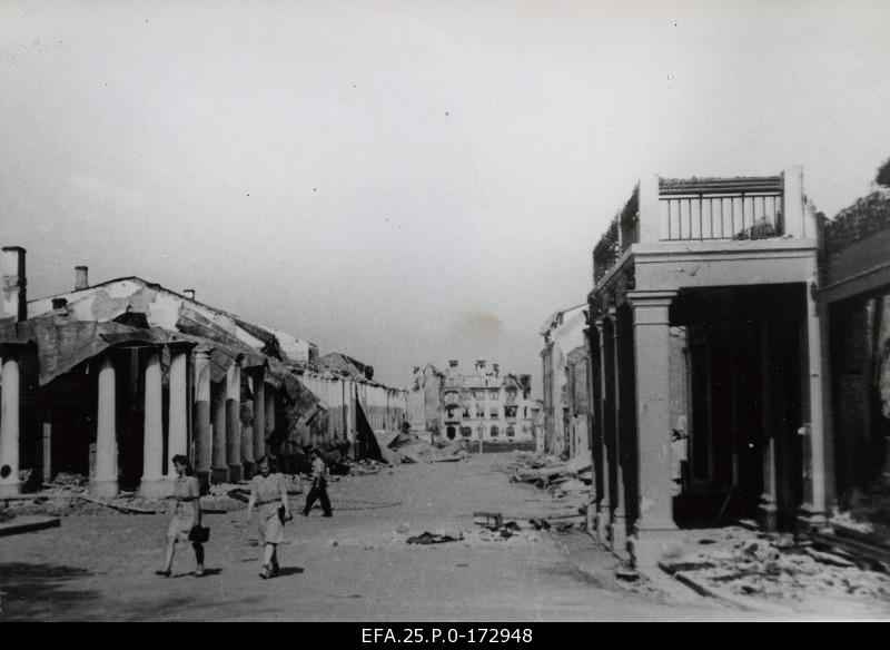 Ruins in the city centre, view of the rural municipal building towards Emajõe, the cargo handle broken on the left.