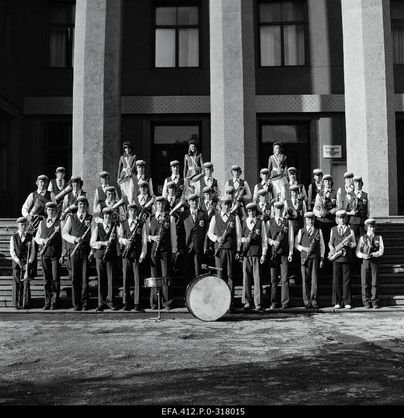 J. Tomb’s Youth Holiday Sculpture orchestra (a paradise picture). Conductor Vello Loogna.