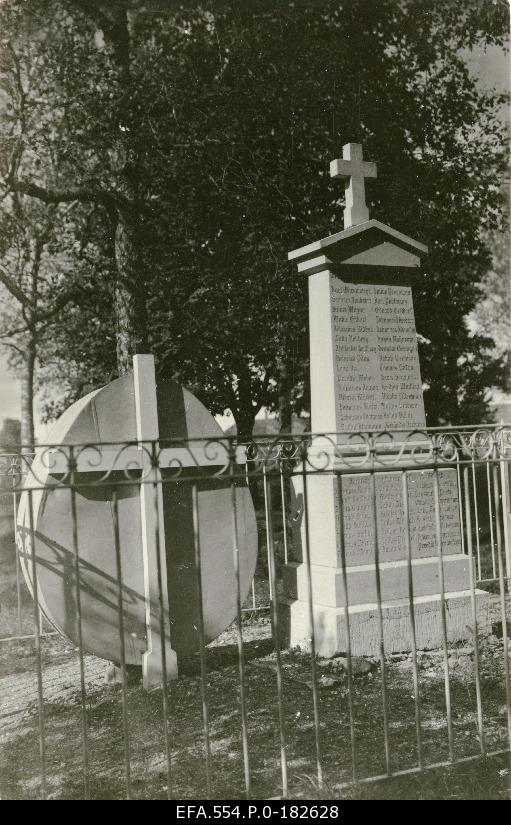 The memorial of the fallen in the War of Independence in the church garden of Harju-Risti.