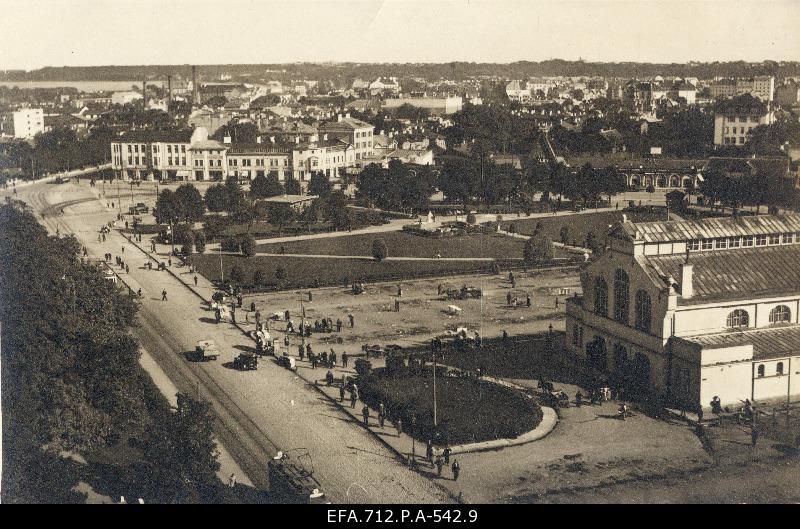 View of the market building and location.