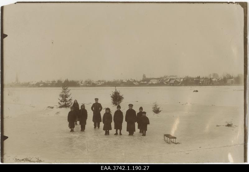 Children posing on Emajõe ice