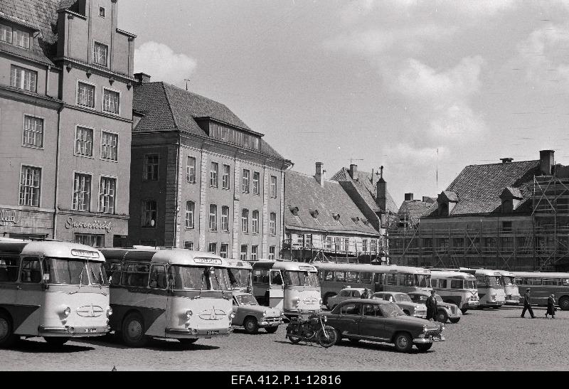 Tourist buses on Raekoja Square.