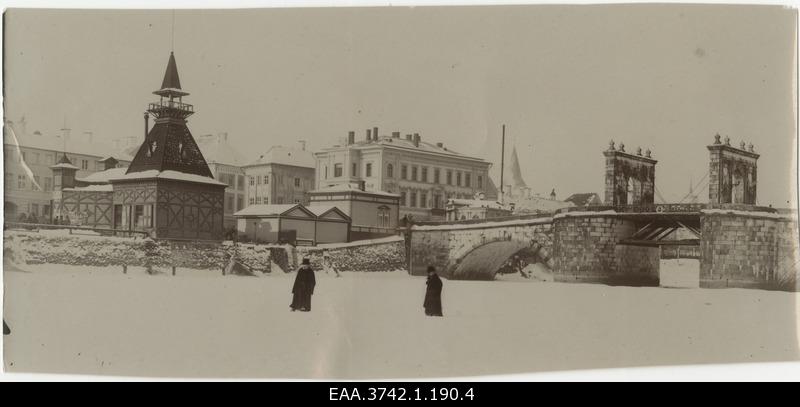 View of winter Kivisilla and Raekoja square buildings