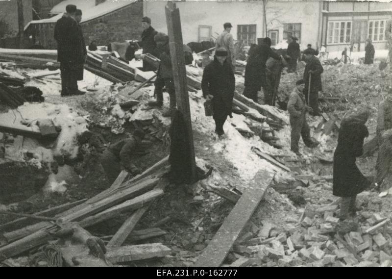 German occupation in Estonia. The Tartu Art Museum of Rescue Works. On the left sculptor a. Starkopf in the rhythm of the rusts.