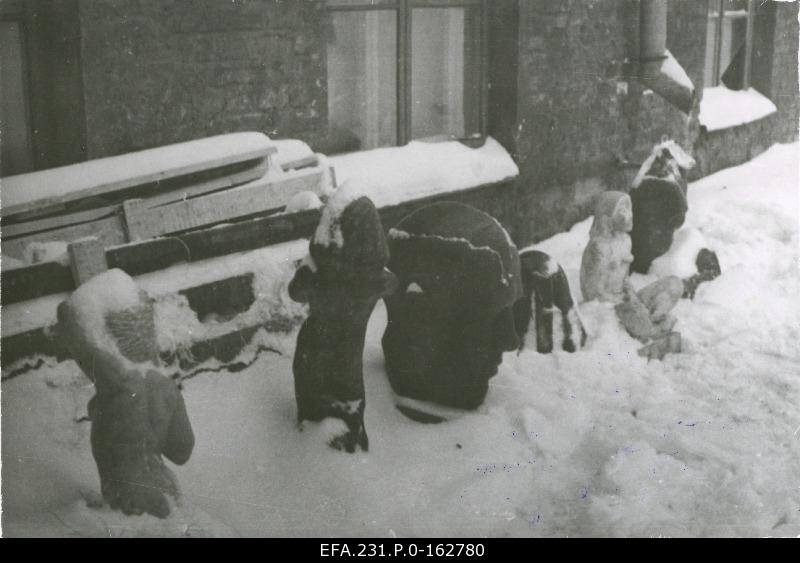 German occupation in Estonia. The raids saved from the ruins of the Tartu Art Museum at the court of the Tartu Teachers Seminar.