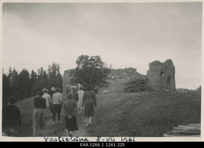 A tour organized by the city committee of employees of state institutions a/i Tartu. Ruins of Vastseliina bishopric