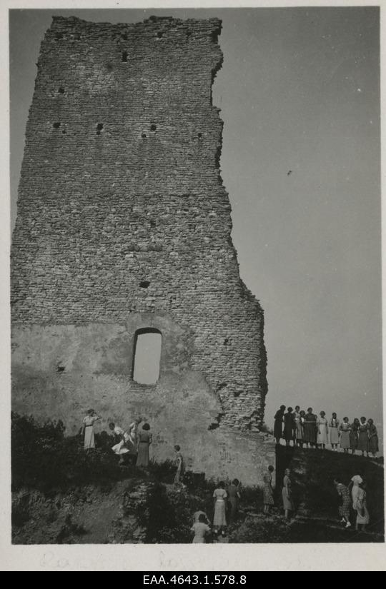 Students who participated in the tour of the Gymnasium of the daughters of Pärnu city in the ruins of the Rakvere Castle