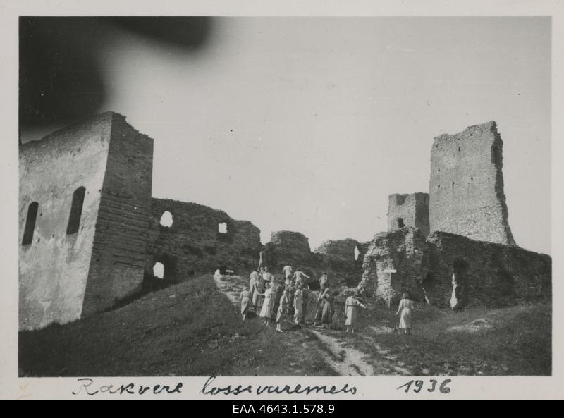 Students who participated in the tour of the Gymnasium of the daughters of the city of Pärnu in the Rakvere Castle Remember