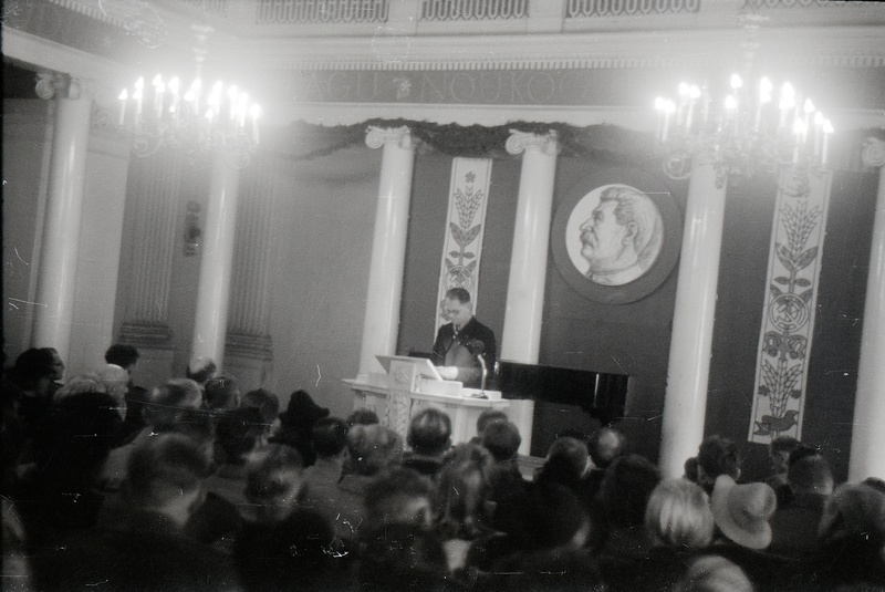 TRÜ teadusprorektor (1944-50) Karl Taev ülikooli aula kõnepuldis