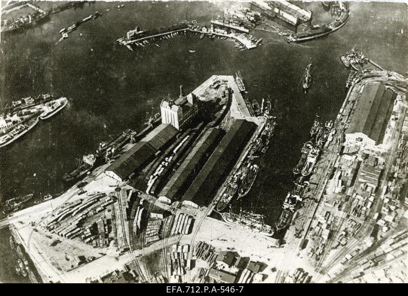 Aerofoto South Muulist and the Salesman Bridge in the port of Tallinn. In the middle of the crop rotation.