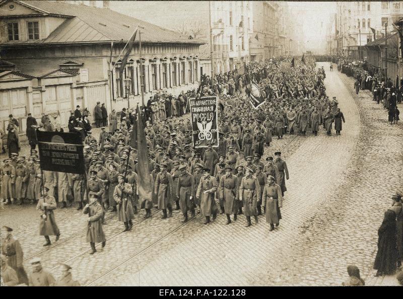 The 12th army station car comando on May 1 on the train on Aleksandri Bulvaril in Riga 1. 05. 1917.
