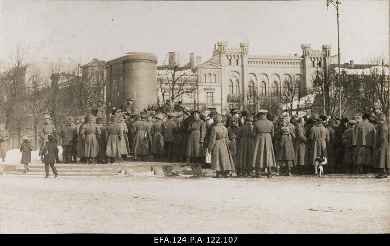 Mithingulised Peeter I honest pillar at Riga 8. 03. 1917.