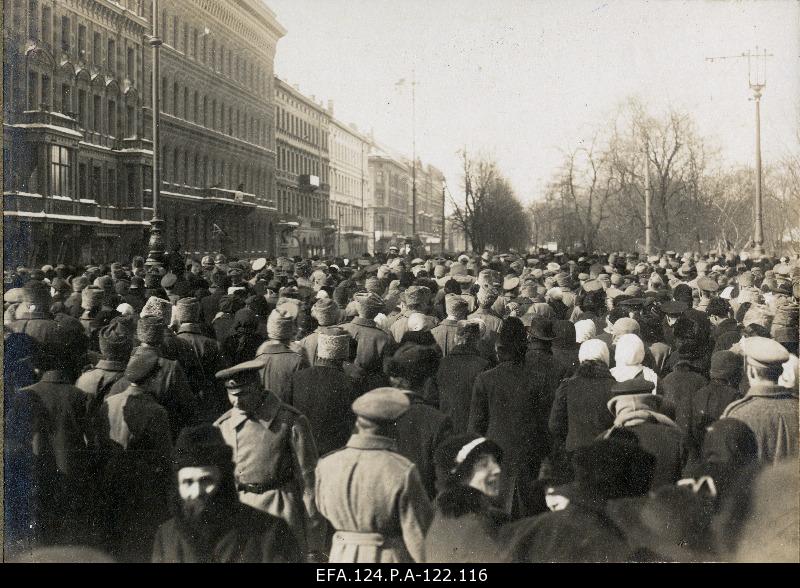 Mittingulised Riga First(?) City Theatre at March 1917.
