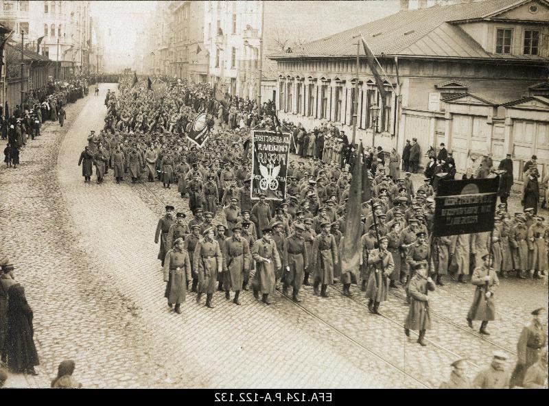 The 12th army station car comando on May 1 on the train on Aleksandri Bulvaril in Riga 1. 05. 1917.