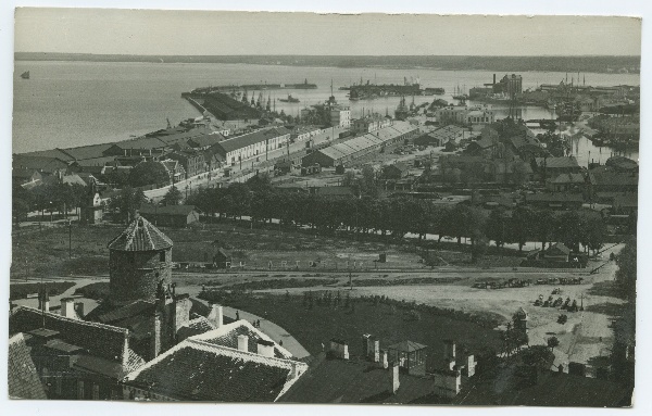Tallinn, vaade sadamale läänest, ees vasakul Stoltingi torn ja Merepuiestee.
