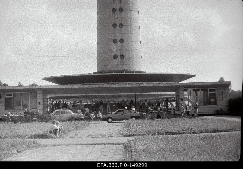In connection with the attempted coup in the Soviet Union, Soviet army soldiers sent to Estonia at the TV Tower in Kloostrimetsa.