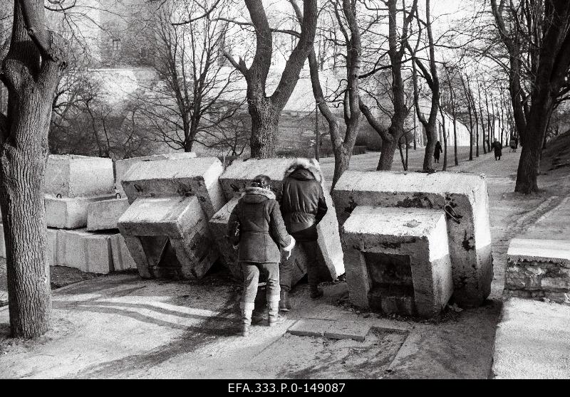 Installation of stone blocks on the crossroads of Falgi and Komandandi road to protect the Toompea Castle in connection with the Soviet Army terrorist act against Lithuanians in Vilnius on 13 January 1991.