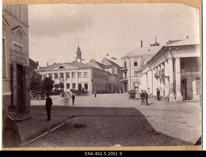 View from Aleksandri Street towards the Raekoja square, on the right Kaubahoov