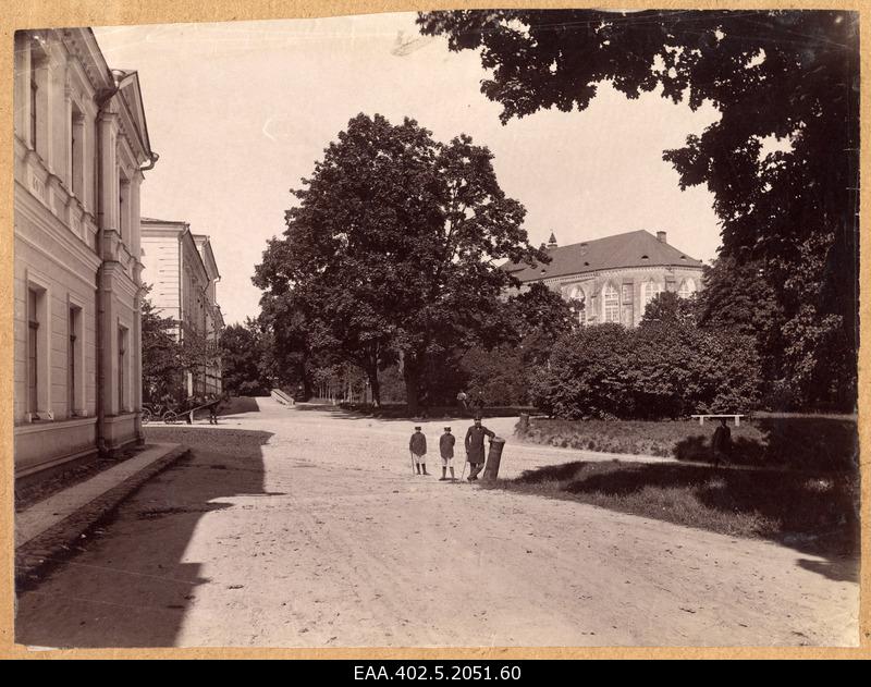 View of the intersection at the birthplace. The Toomkirik also looks behind